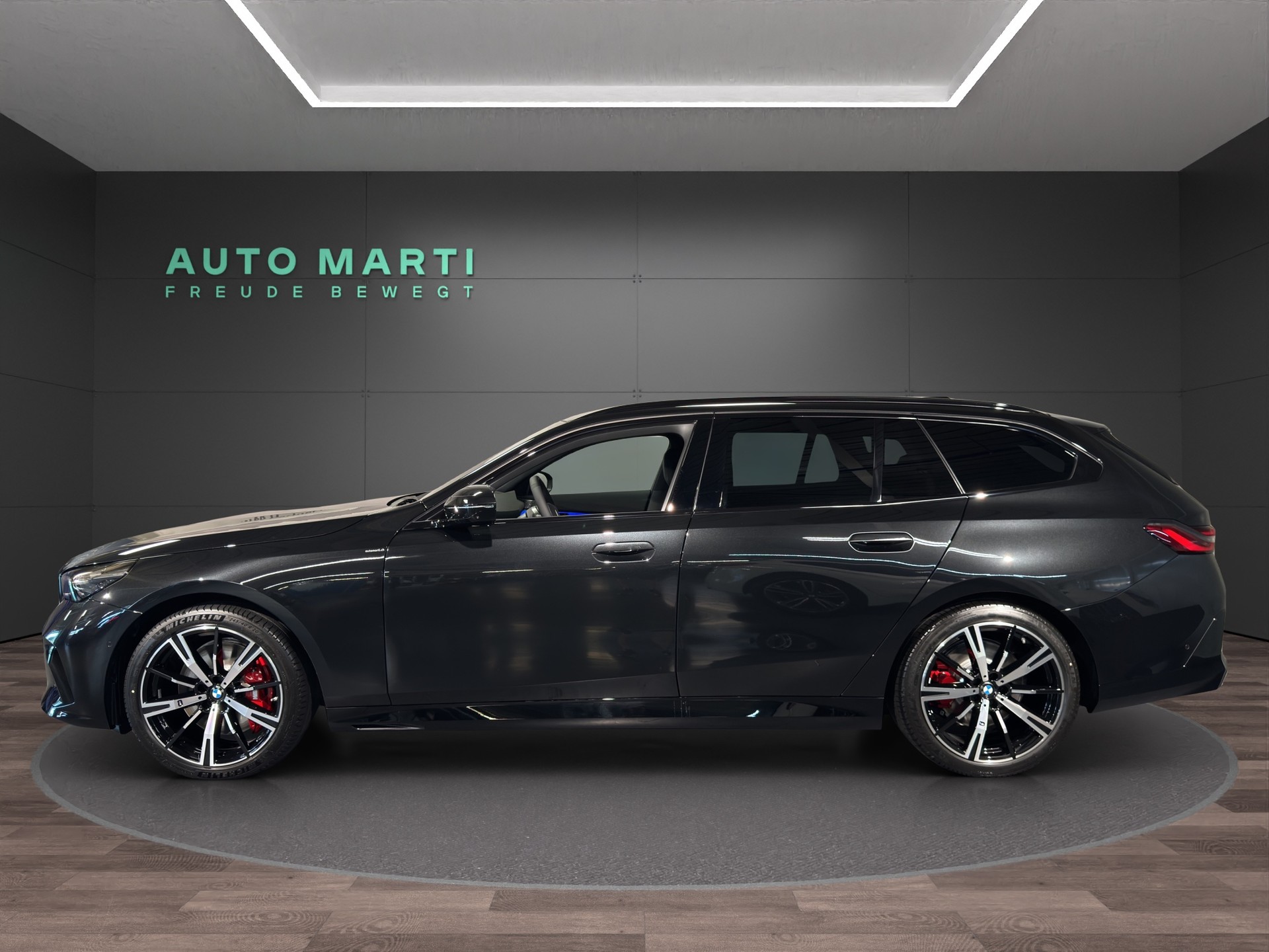 BMW 540d xDrive Touring-showroom-element-1
