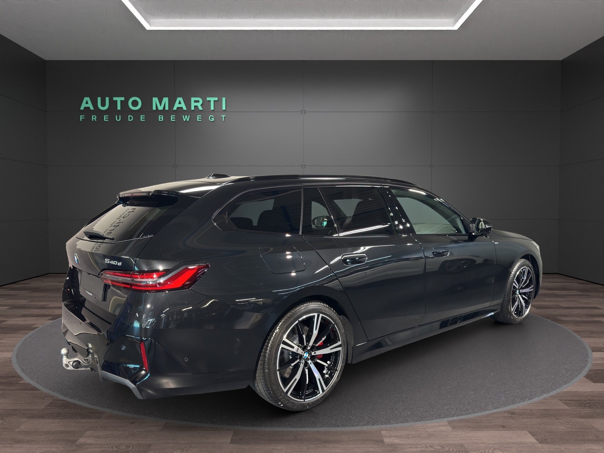 BMW 540d xDrive Touring-showroom-element-3