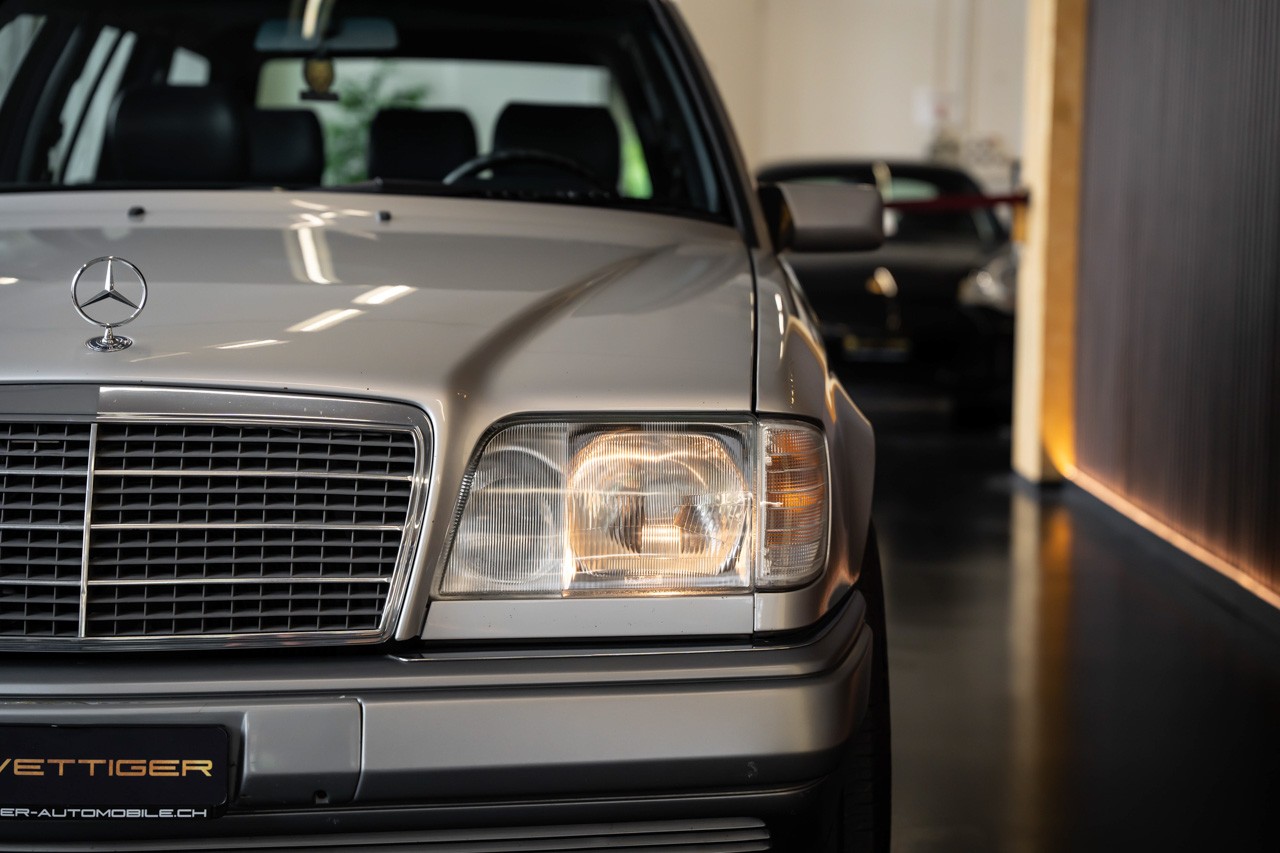 MERCEDES-BENZ E 220 T-image-7