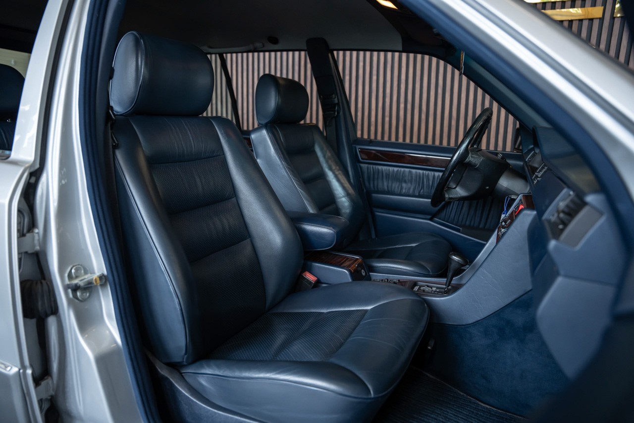 MERCEDES-BENZ E 220 T-image-16