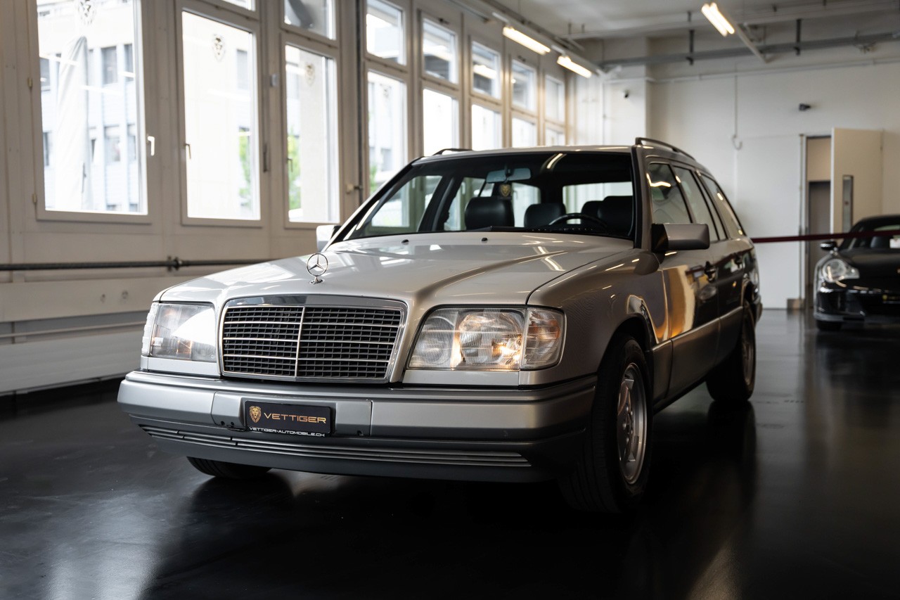 MERCEDES-BENZ E 220 T-showroom-element-2
