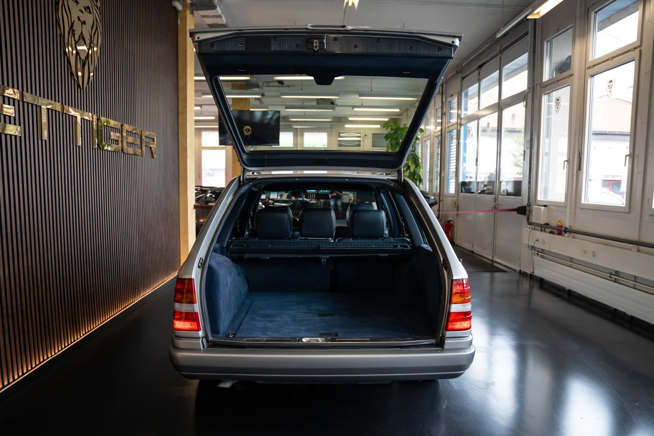 MERCEDES-BENZ E 220 T-image-5