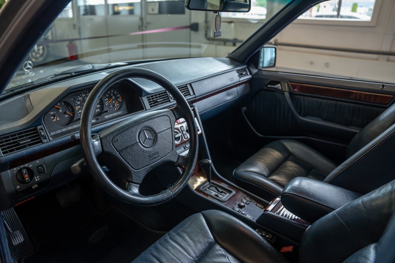 MERCEDES-BENZ E 220 T-image-11