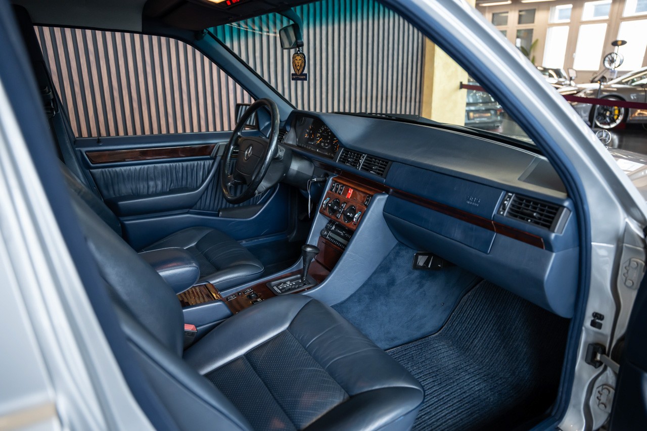 MERCEDES-BENZ E 220 T-image-14