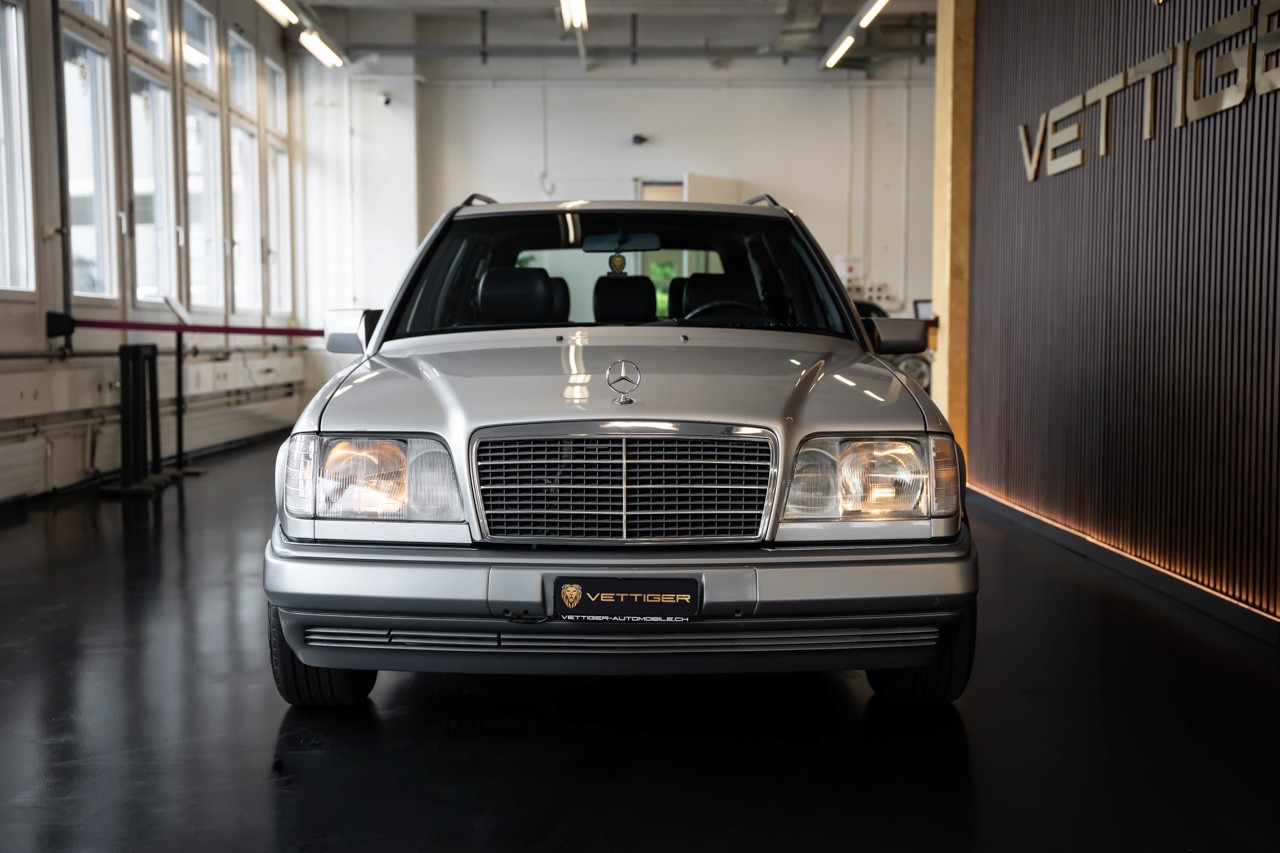 MERCEDES-BENZ E 220 T-showroom-element-1
