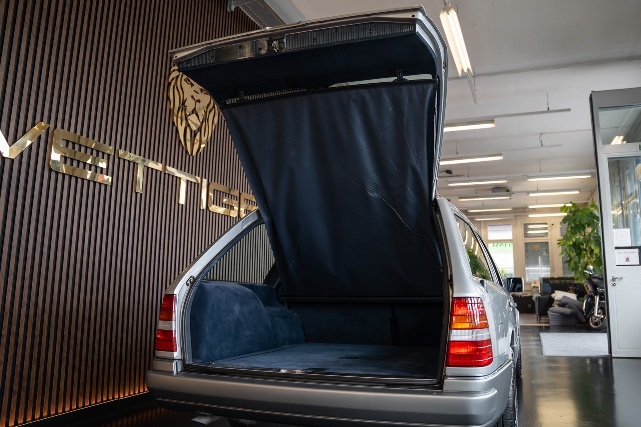 MERCEDES-BENZ E 220 T-image-28
