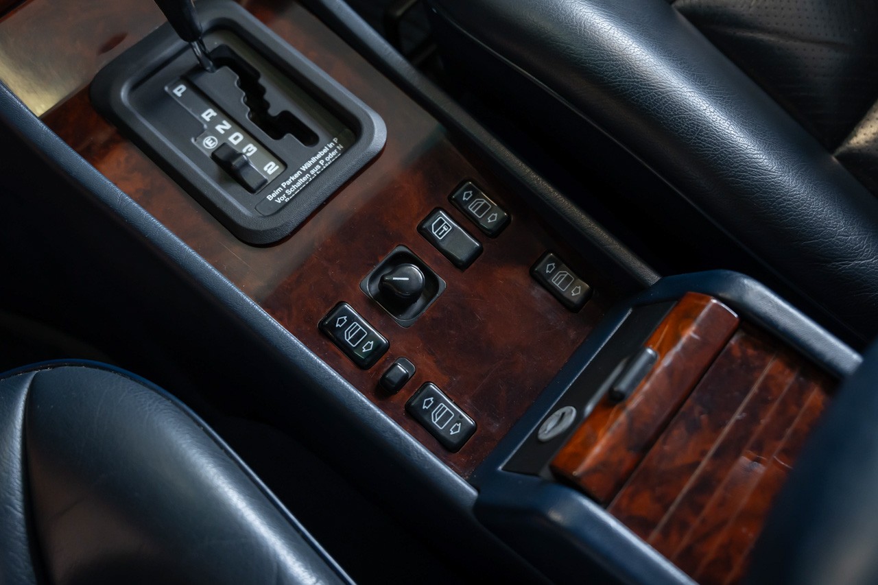 MERCEDES-BENZ E 220 T-image-26