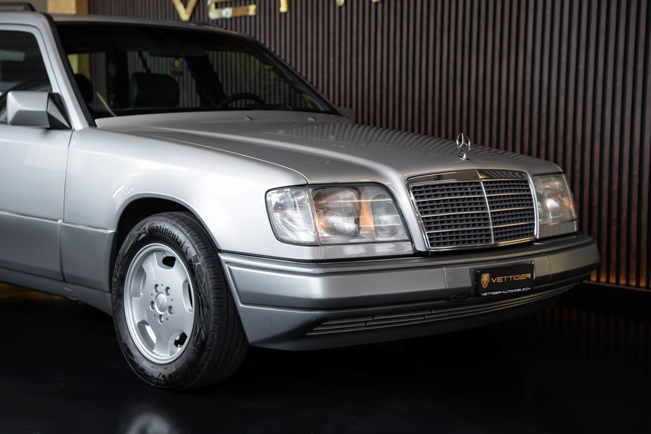 MERCEDES-BENZ E 220 T-image-9
