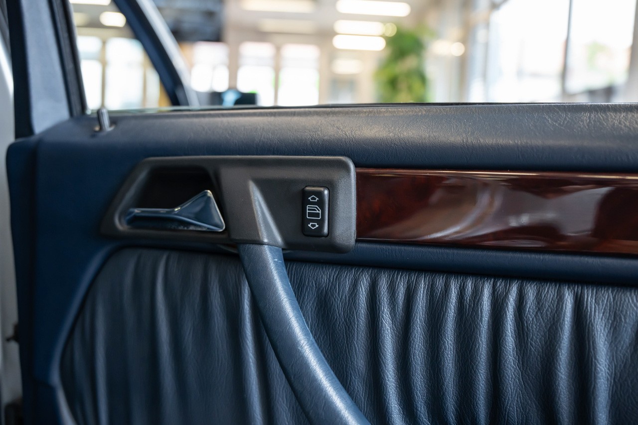 MERCEDES-BENZ E 220 T-image-20