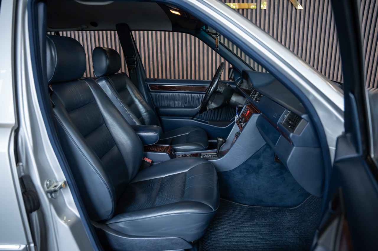 MERCEDES-BENZ E 220 T-image-15