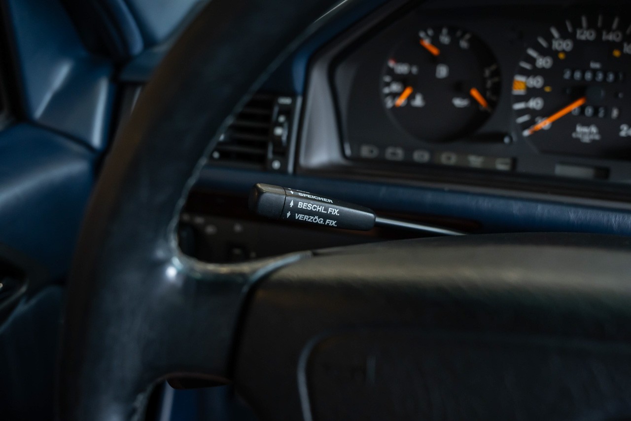 MERCEDES-BENZ E 220 T-image-23