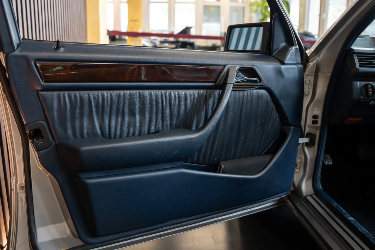 MERCEDES-BENZ E 220 T-image-19