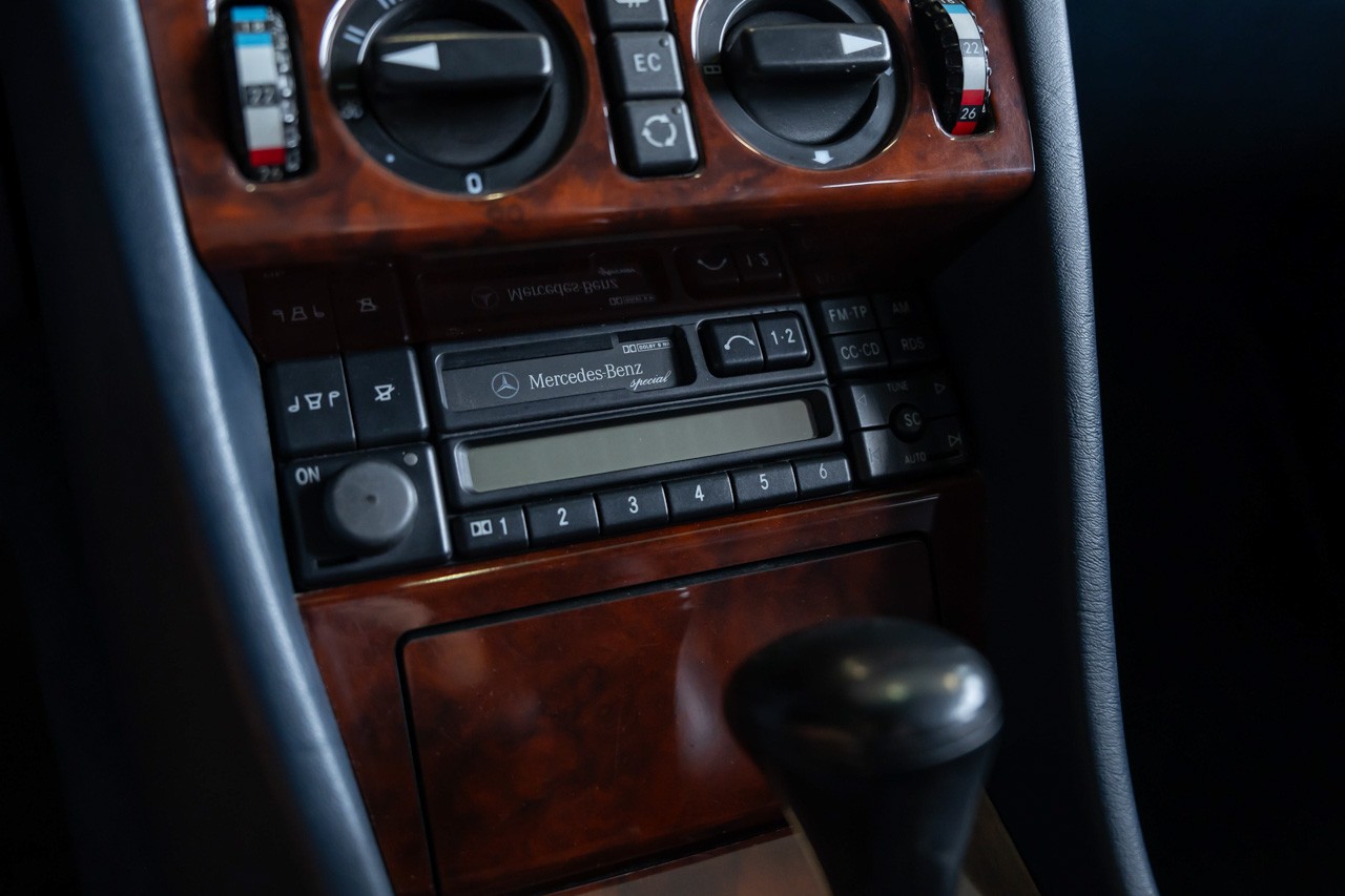 MERCEDES-BENZ E 220 T-image-22