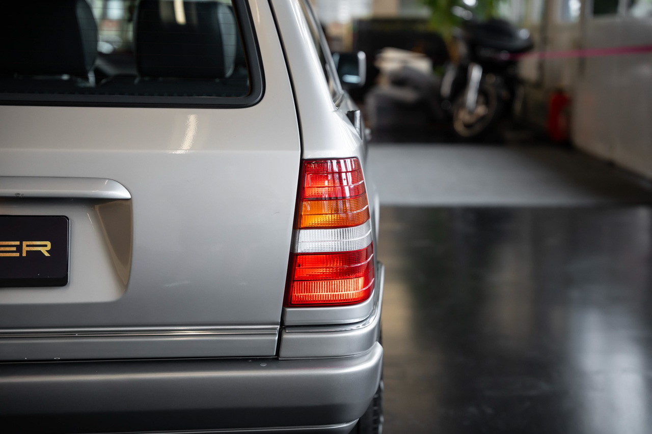 MERCEDES-BENZ E 220 T-image-8