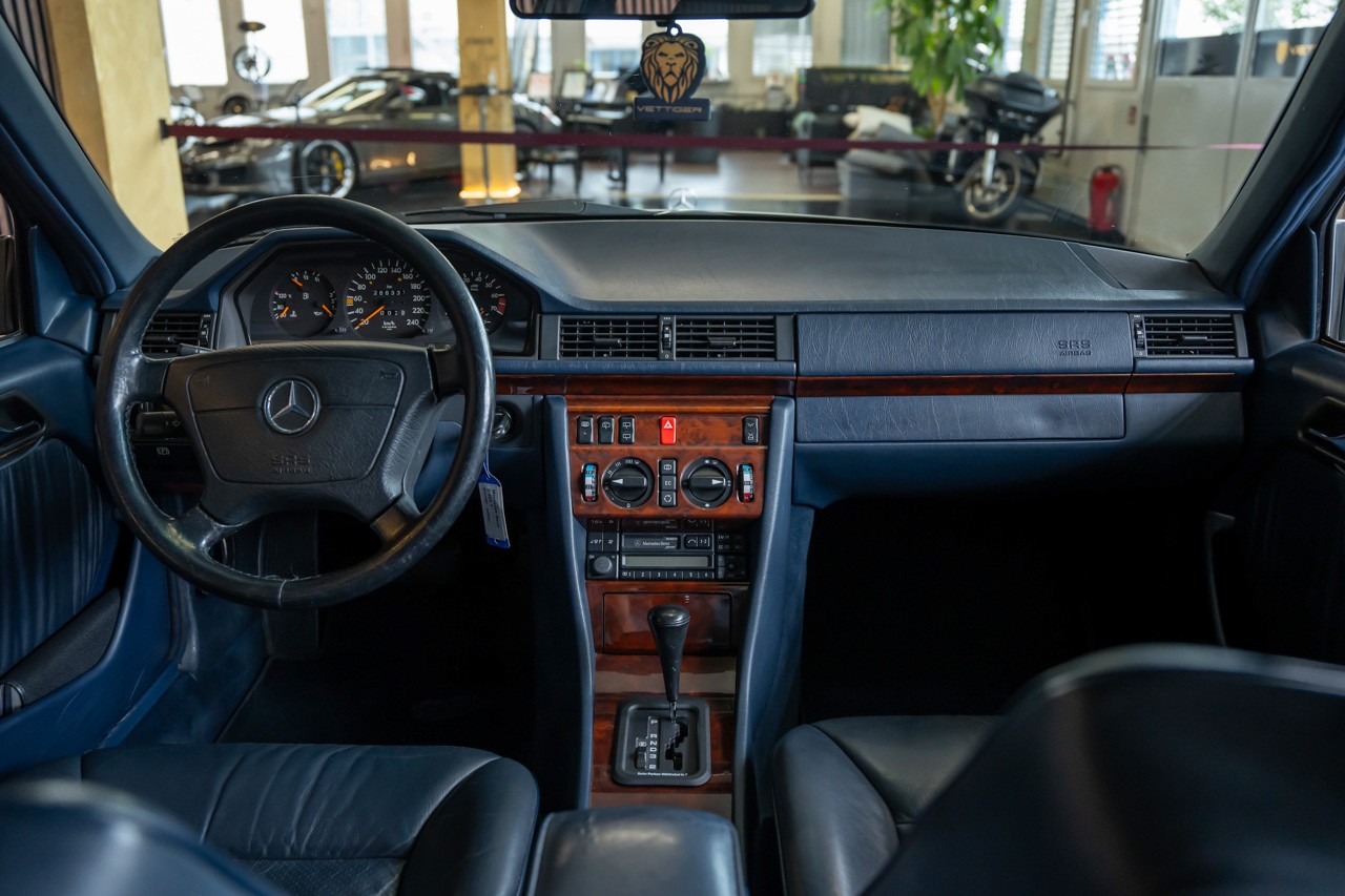 MERCEDES-BENZ E 220 T-image-12