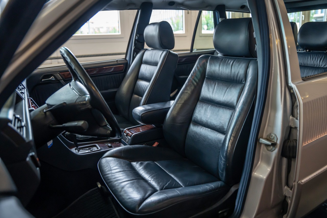 MERCEDES-BENZ E 220 T-image-13