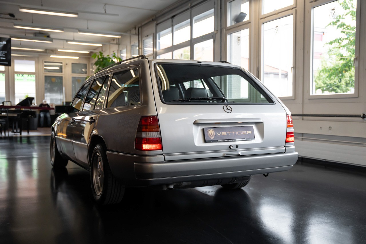 MERCEDES-BENZ E 220 T-showroom-element-3