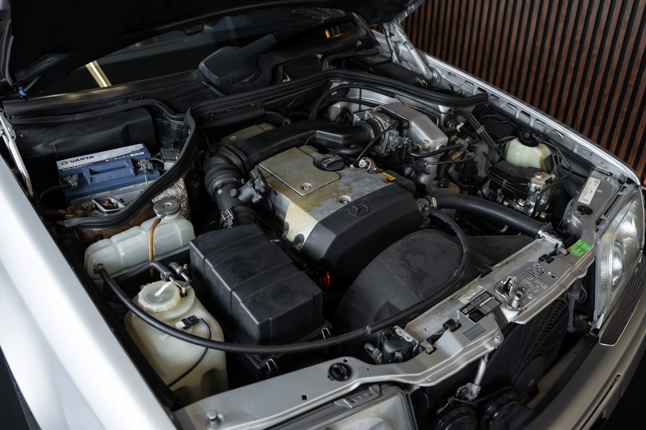 MERCEDES-BENZ E 220 T-image-30