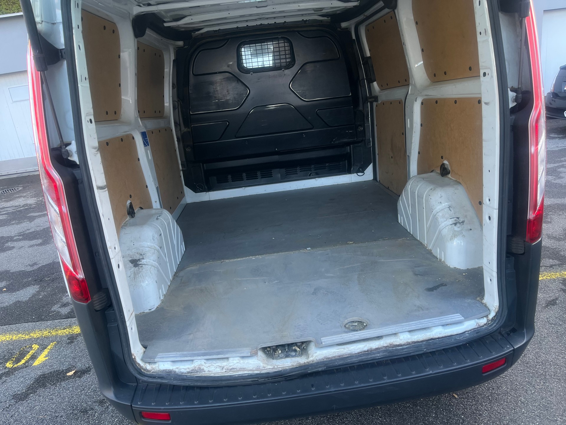 FORD Transit Custom Van 250 L1H1 Ambiente-image-11