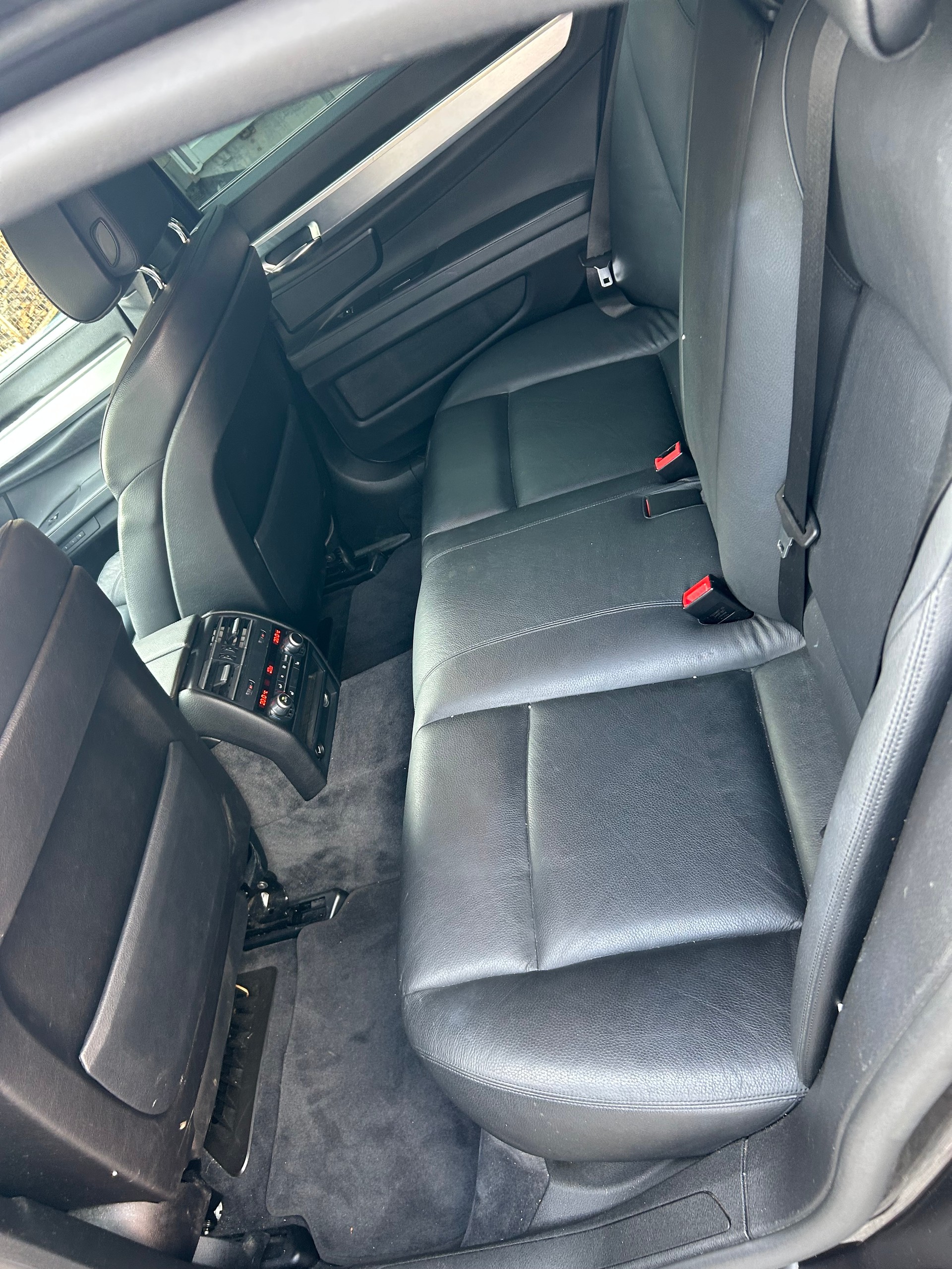 BMW 750i-image-2
