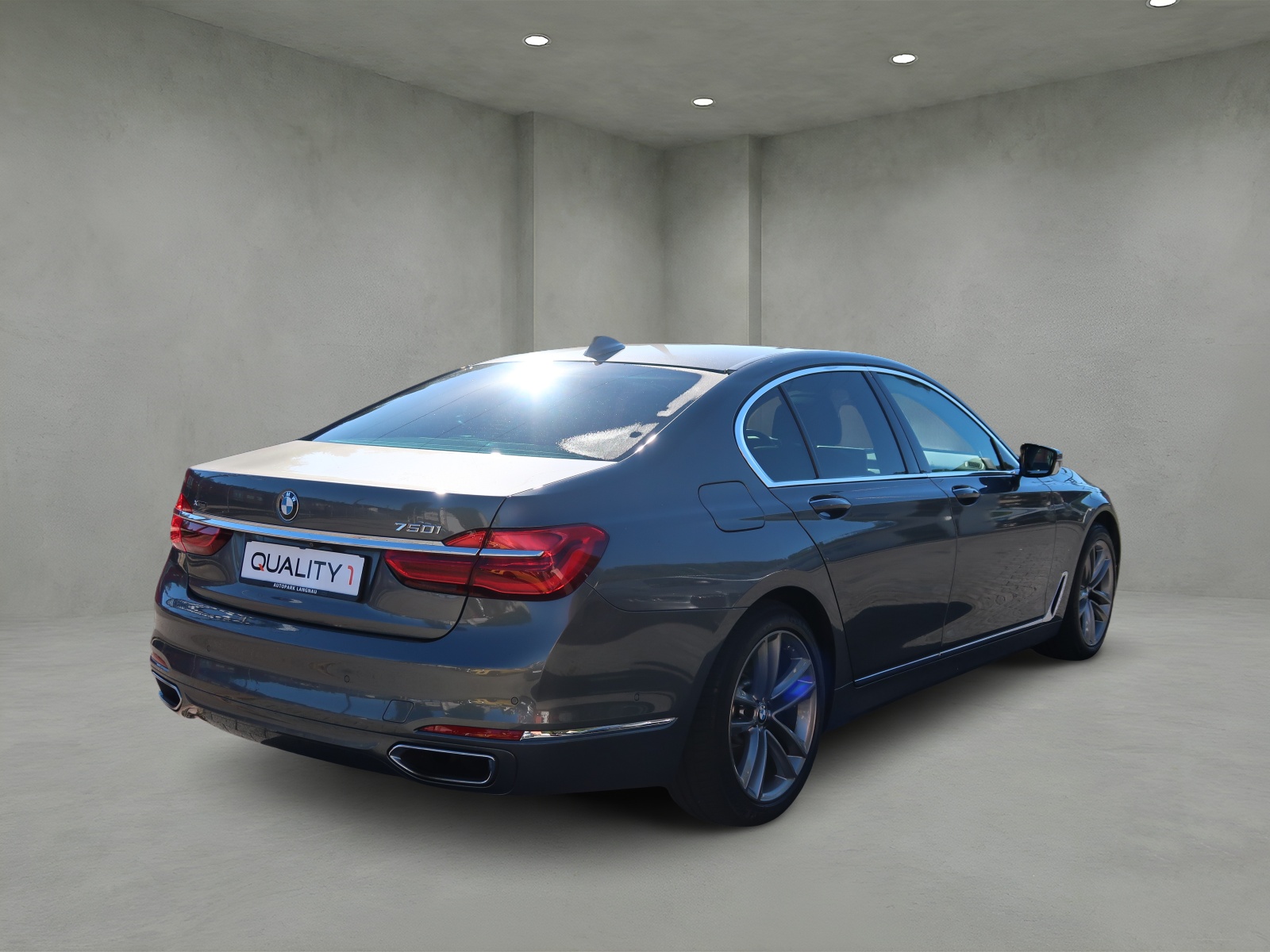 BMW 750i xDrive Steptronic-showroom-element-3