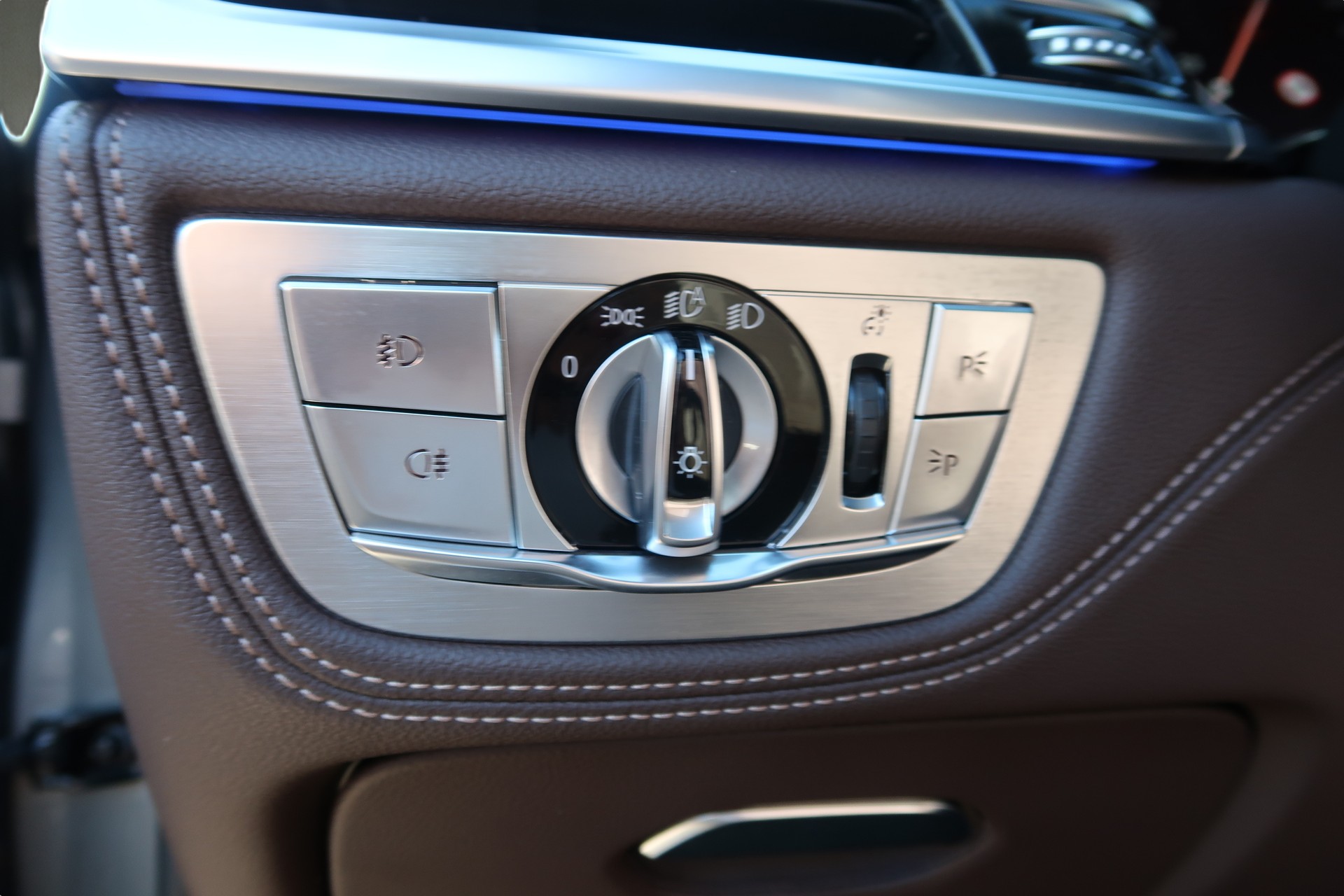 BMW 750i xDrive Steptronic-image-12