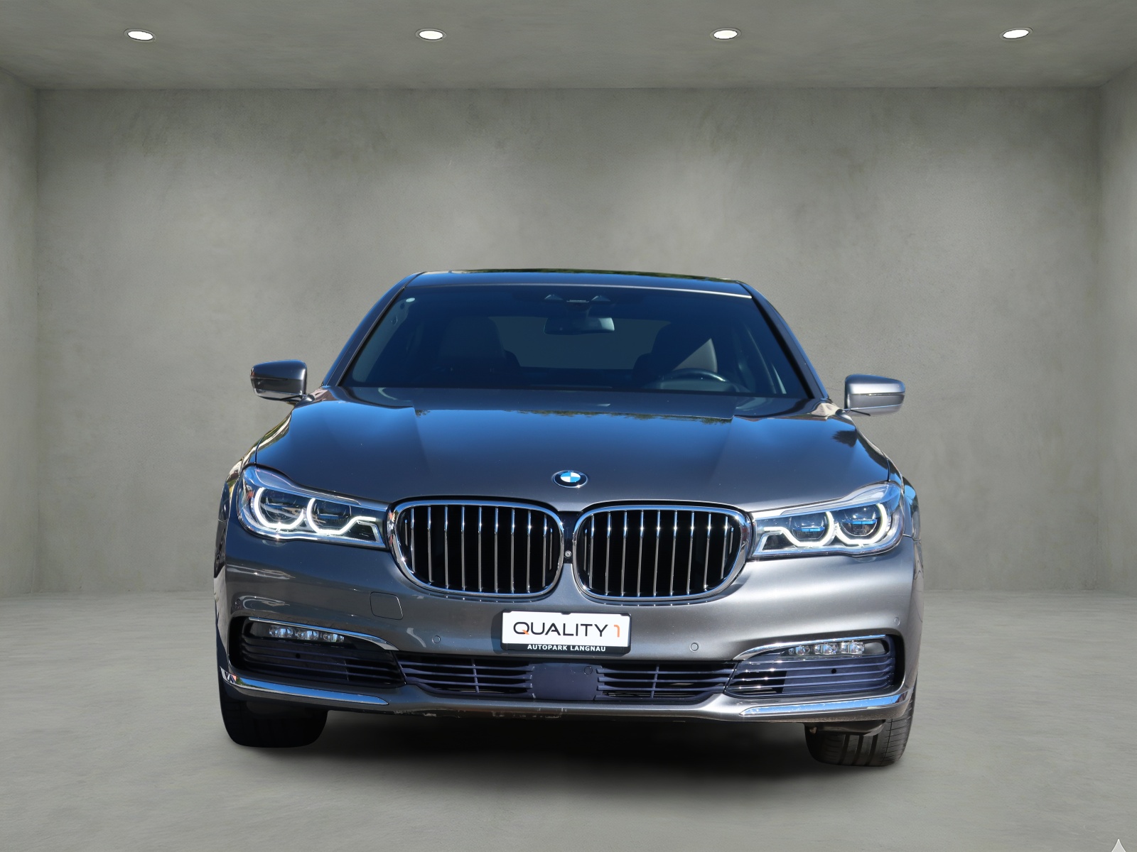 BMW 750i xDrive Steptronic-showroom-element-1