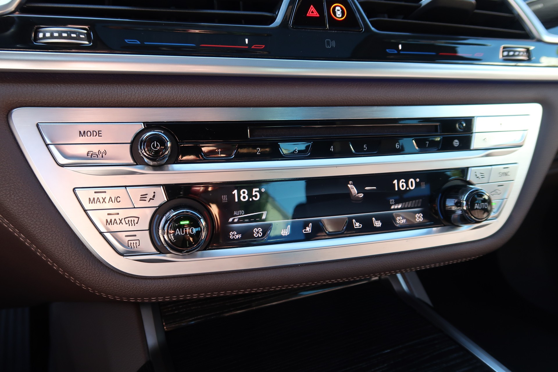 BMW 750i xDrive Steptronic-image-16