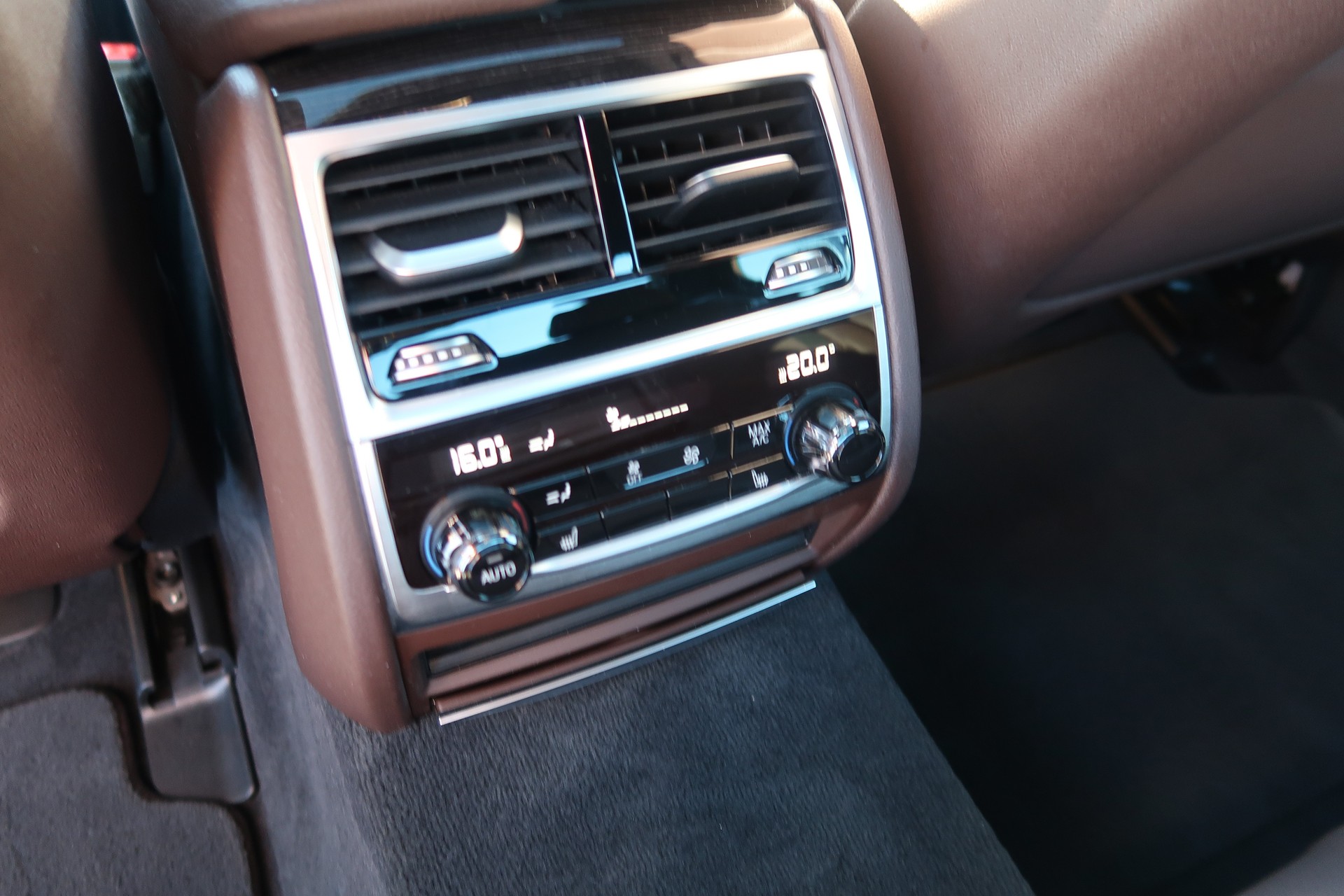 BMW 750i xDrive Steptronic-image-24