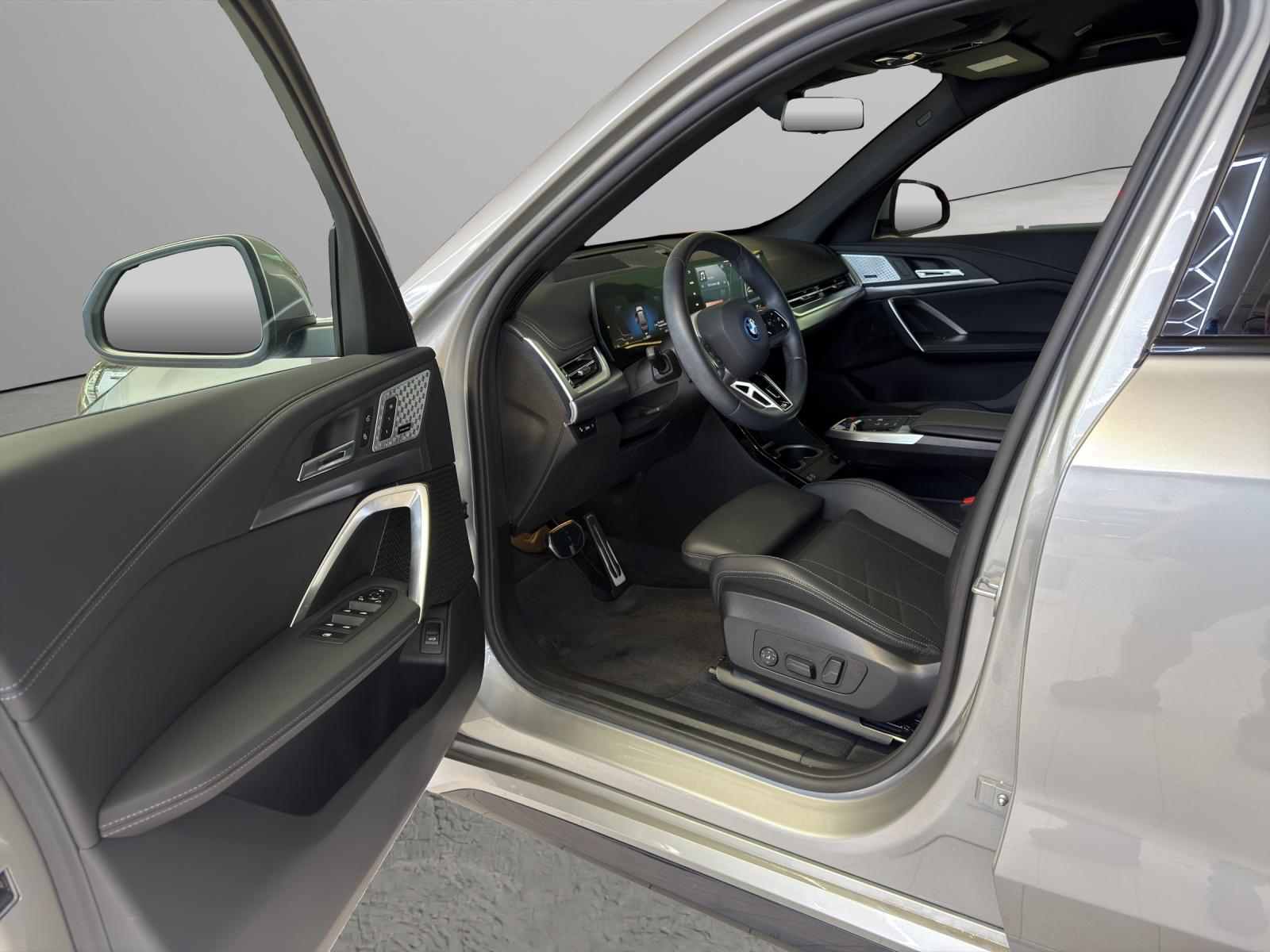 BMW iX1 30 xDrive-image-5