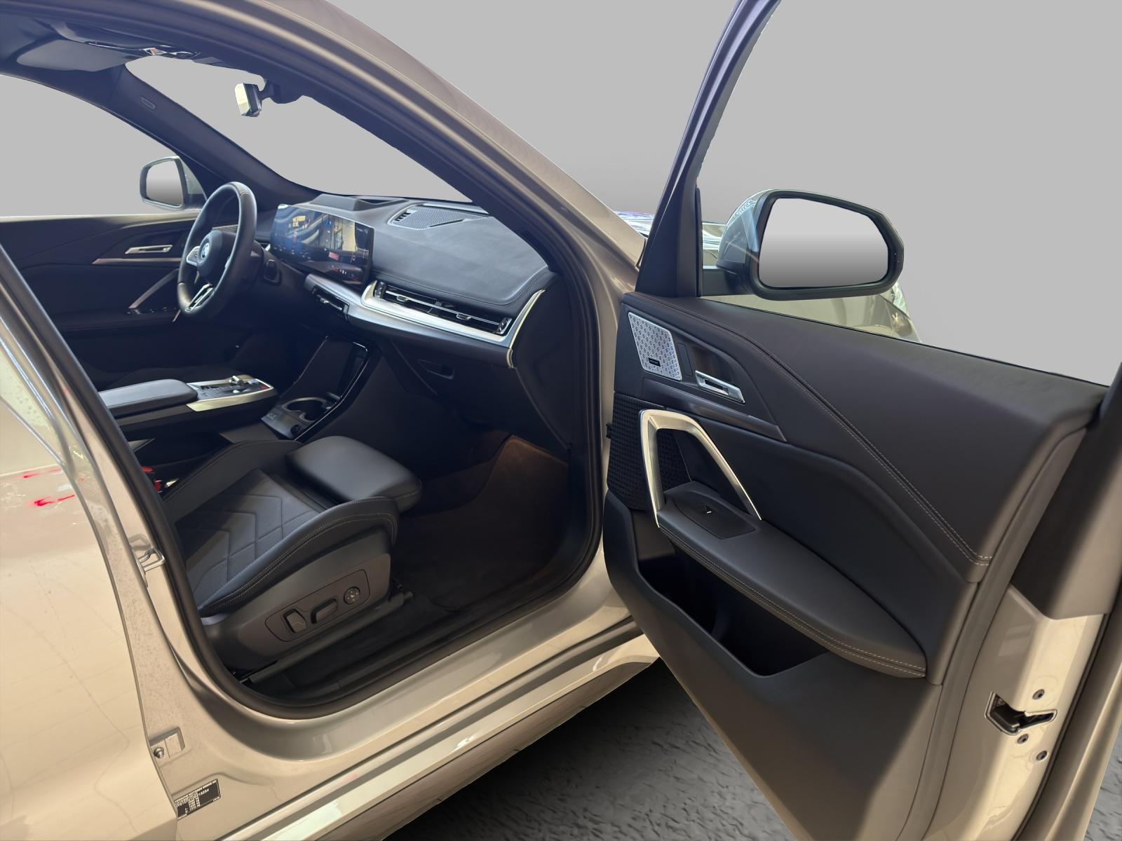 BMW iX1 30 xDrive-image-20