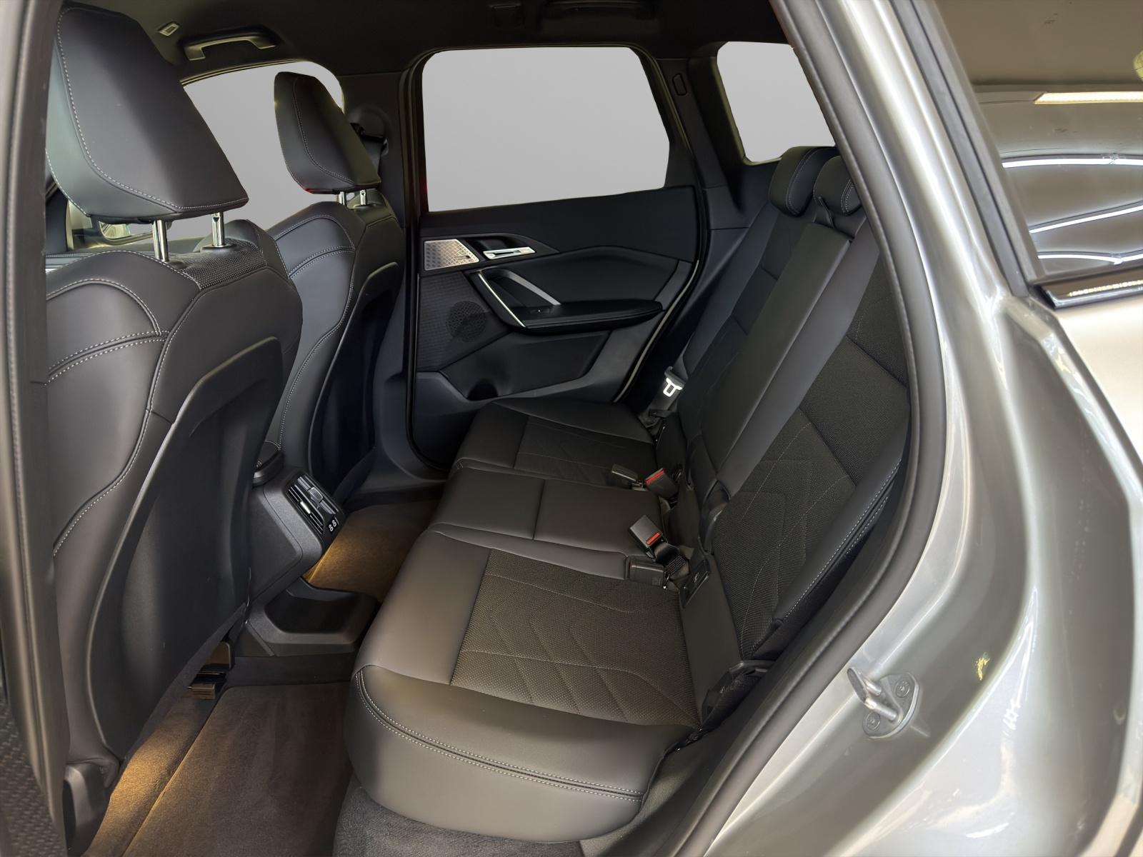 BMW iX1 30 xDrive-image-9