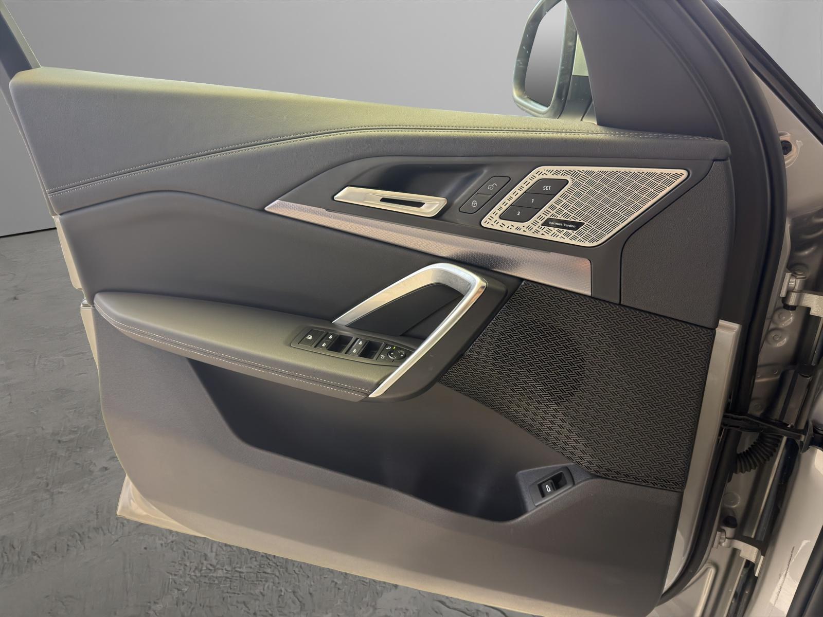 BMW iX1 30 xDrive-image-8