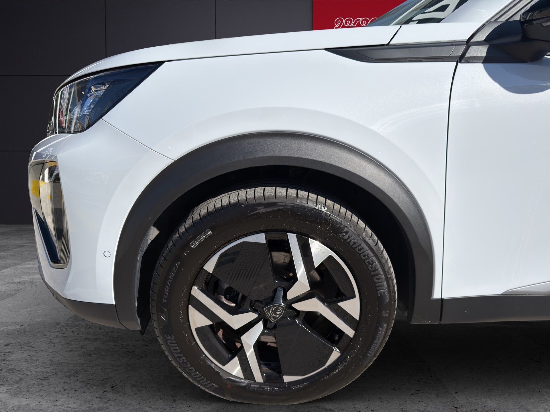 PEUGEOT 2008 1.2 MHEV Allure Premium-image-4