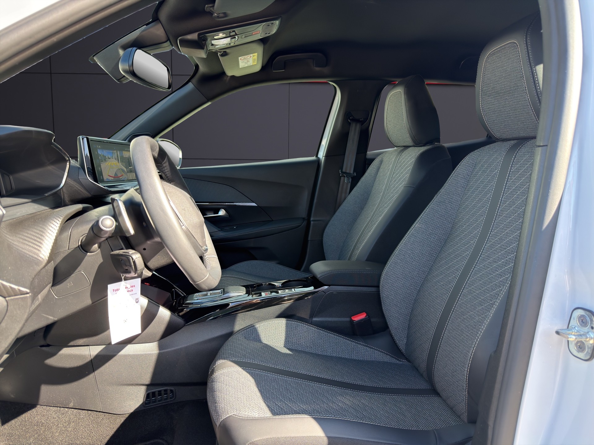 PEUGEOT 2008 1.2 MHEV Allure Premium-image-5