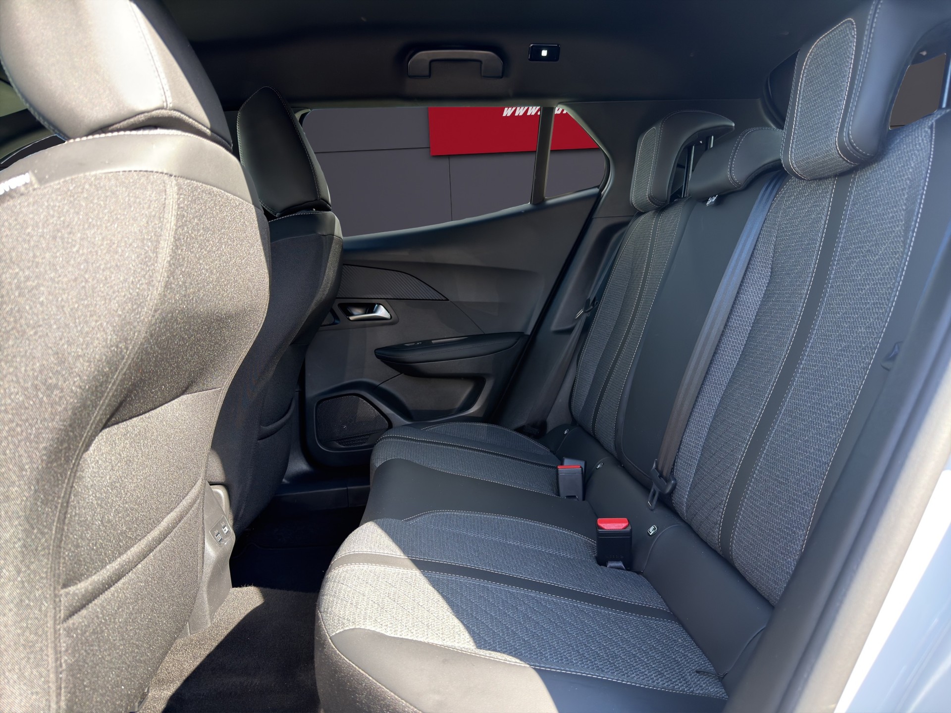 PEUGEOT 2008 1.2 MHEV Allure Premium-image-6
