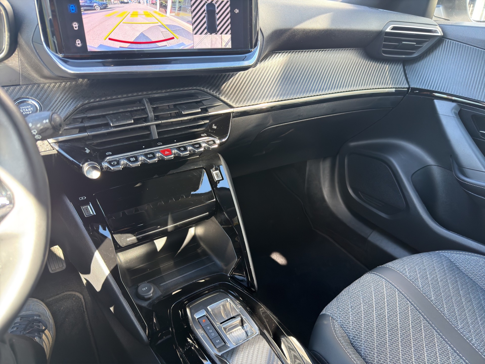 PEUGEOT 2008 1.2 MHEV Allure Premium-image-10