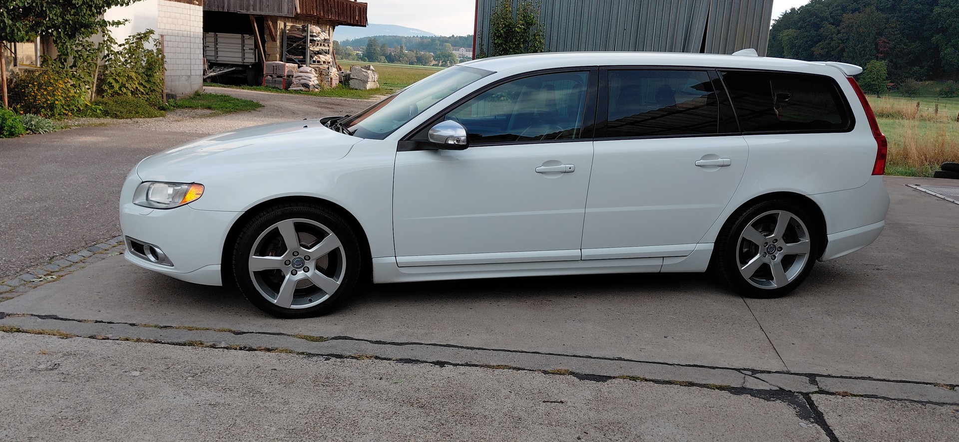 VOLVO V70 D5 Summum-image-1