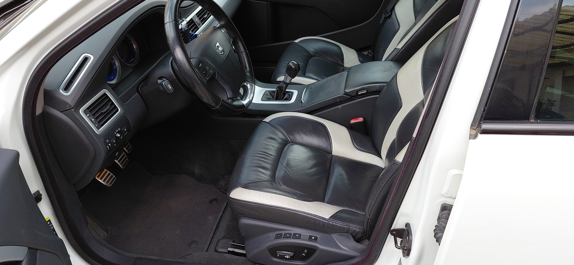 VOLVO V70 D5 Summum-image-7