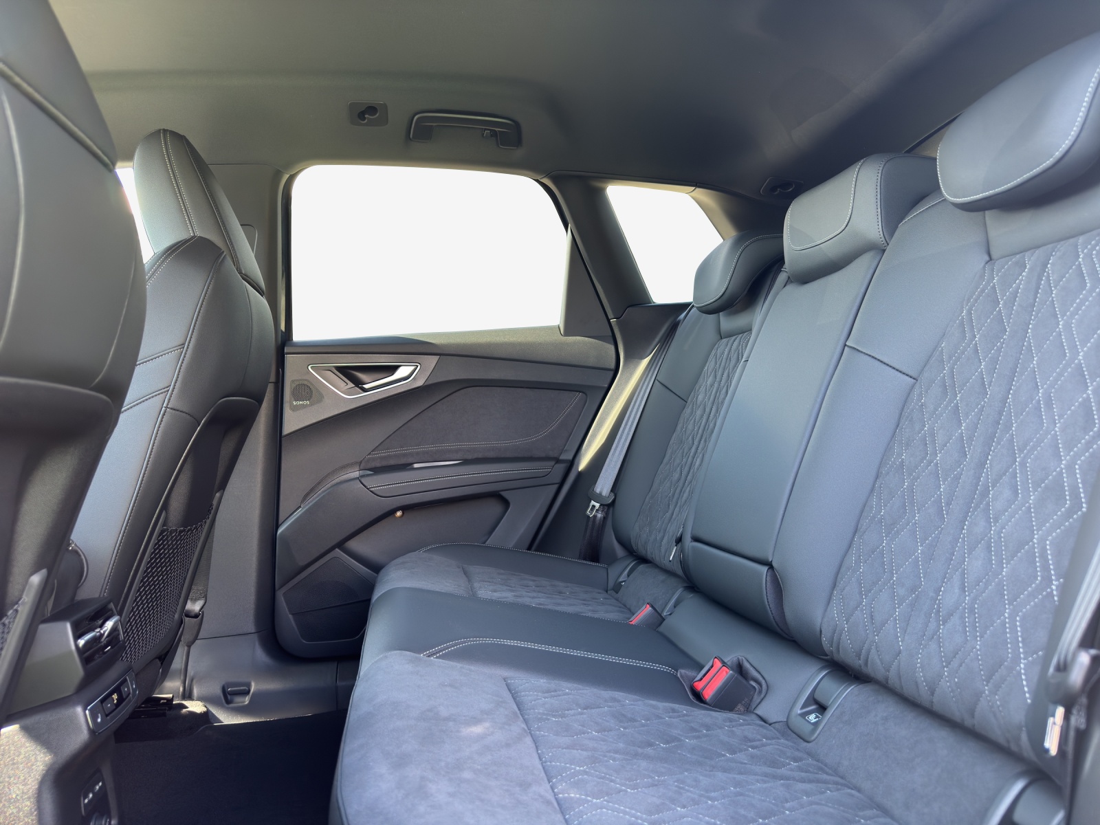 AUDI Q4 e-tron SUV quattro performance Swiss Ski-image-14