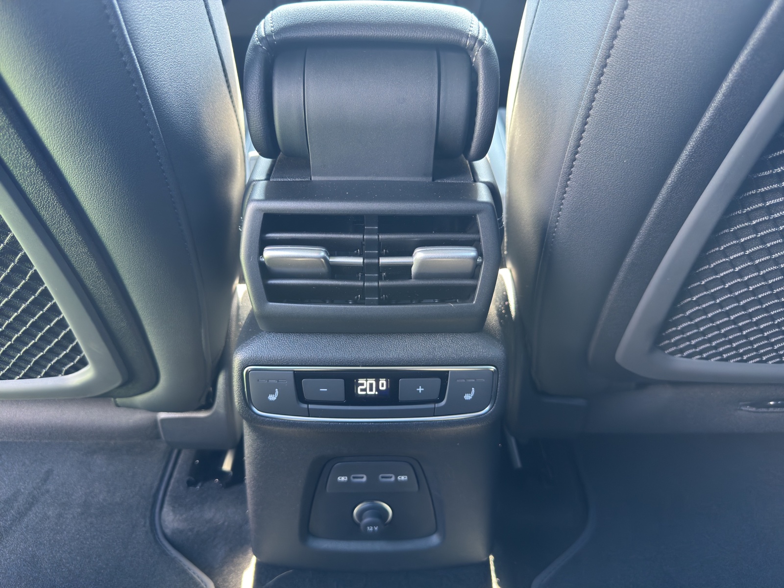 AUDI Q4 e-tron SUV quattro performance Swiss Ski-image-11