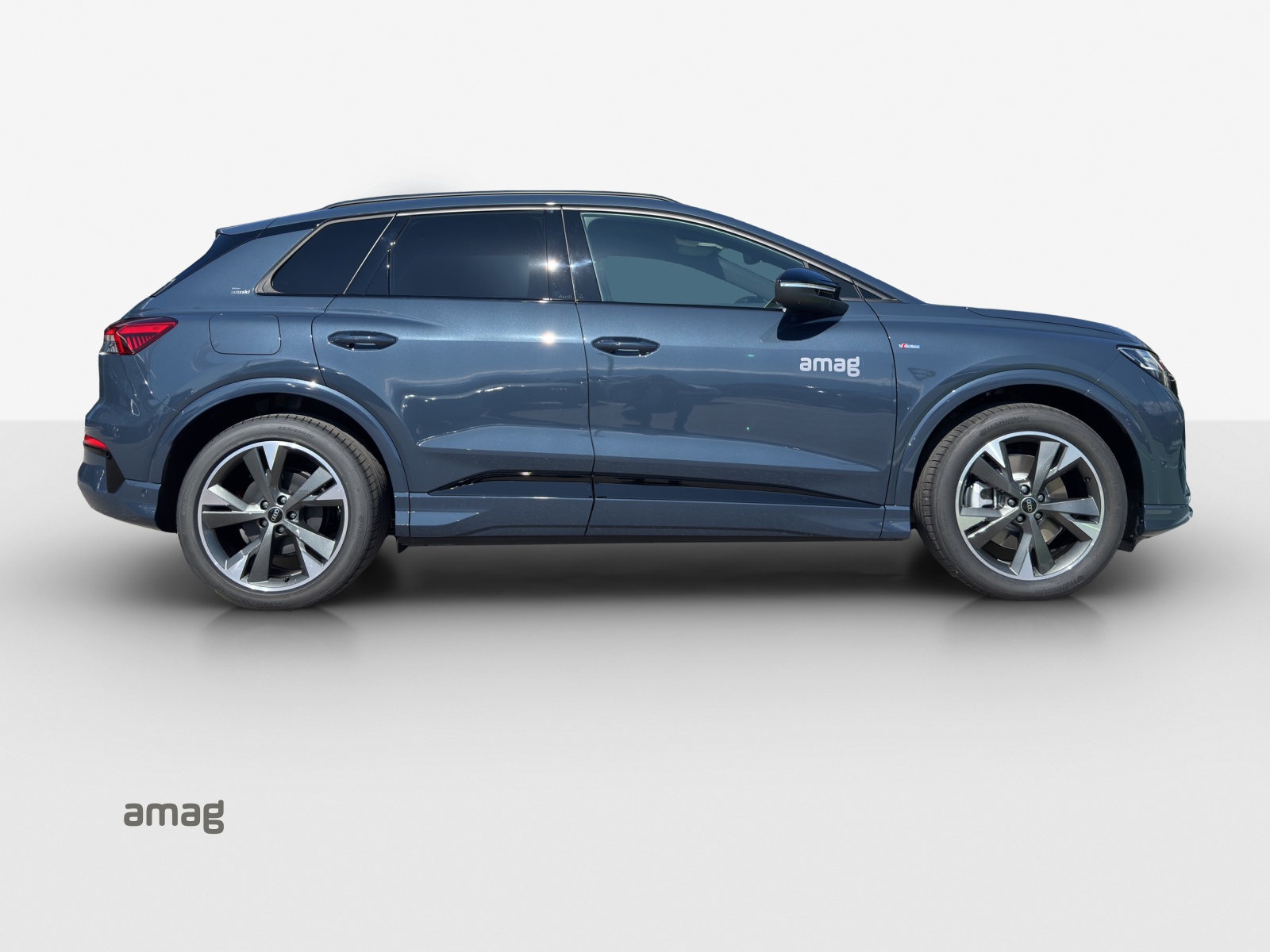 AUDI Q4 e-tron SUV quattro performance Swiss Ski-image-6