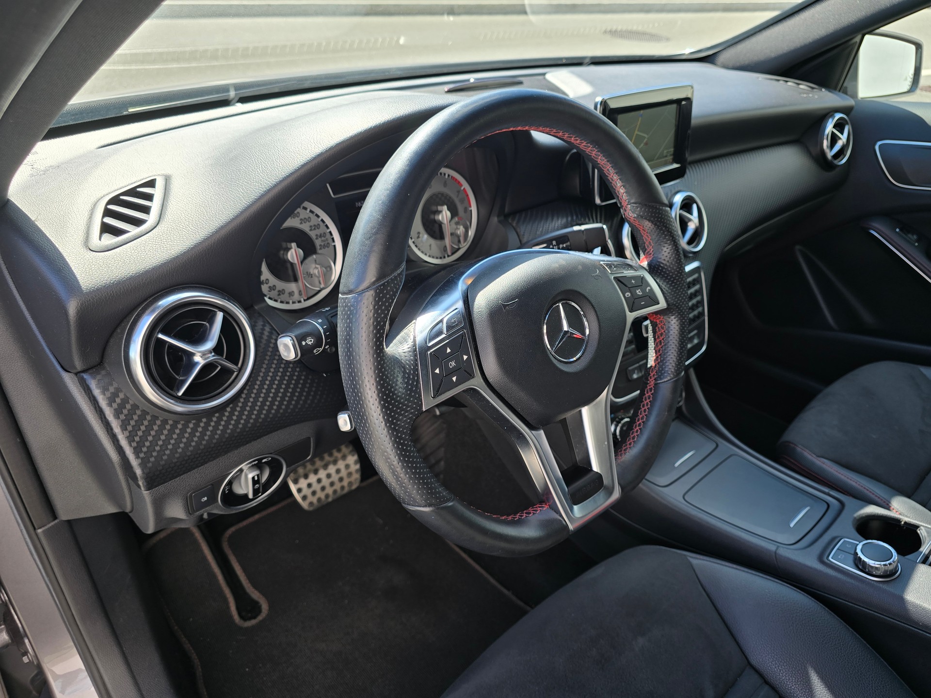 MERCEDES-BENZ A 250 AMG Line 4Matic 7G-DCT-image-11