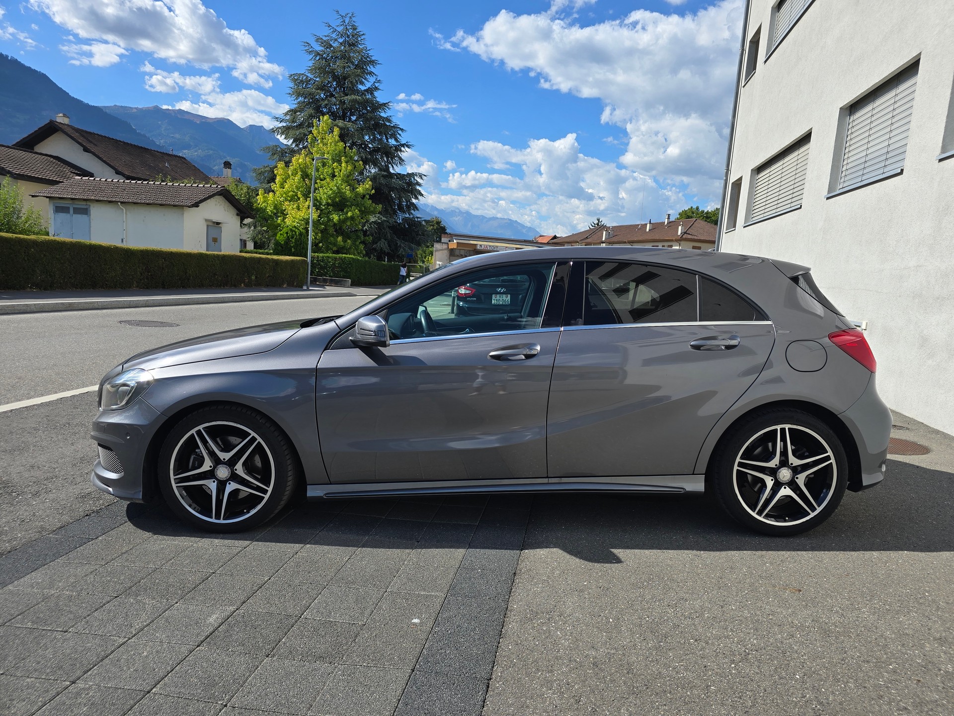 MERCEDES-BENZ A 250 AMG Line 4Matic 7G-DCT-image-2