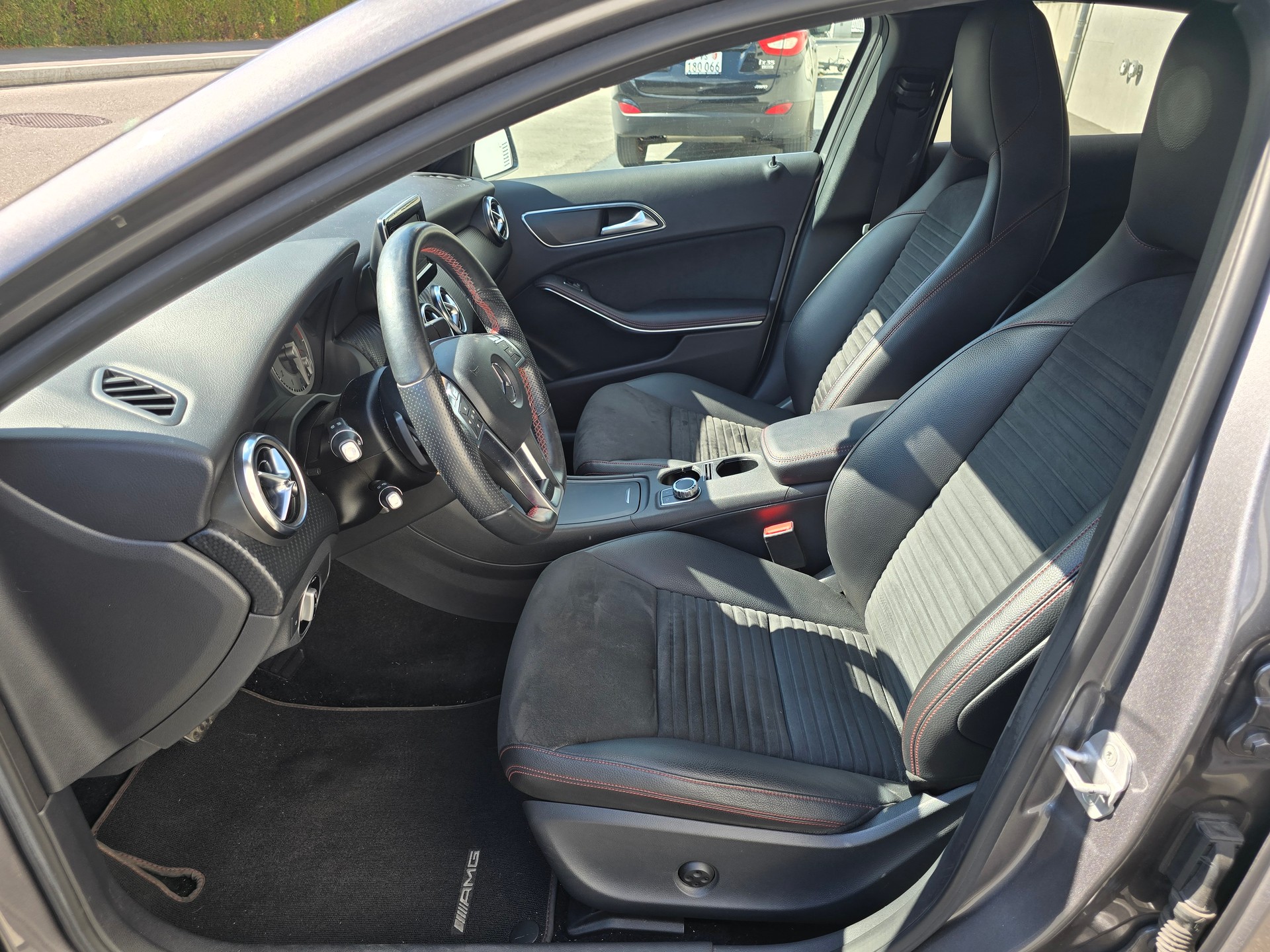 MERCEDES-BENZ A 250 AMG Line 4Matic 7G-DCT-image-10