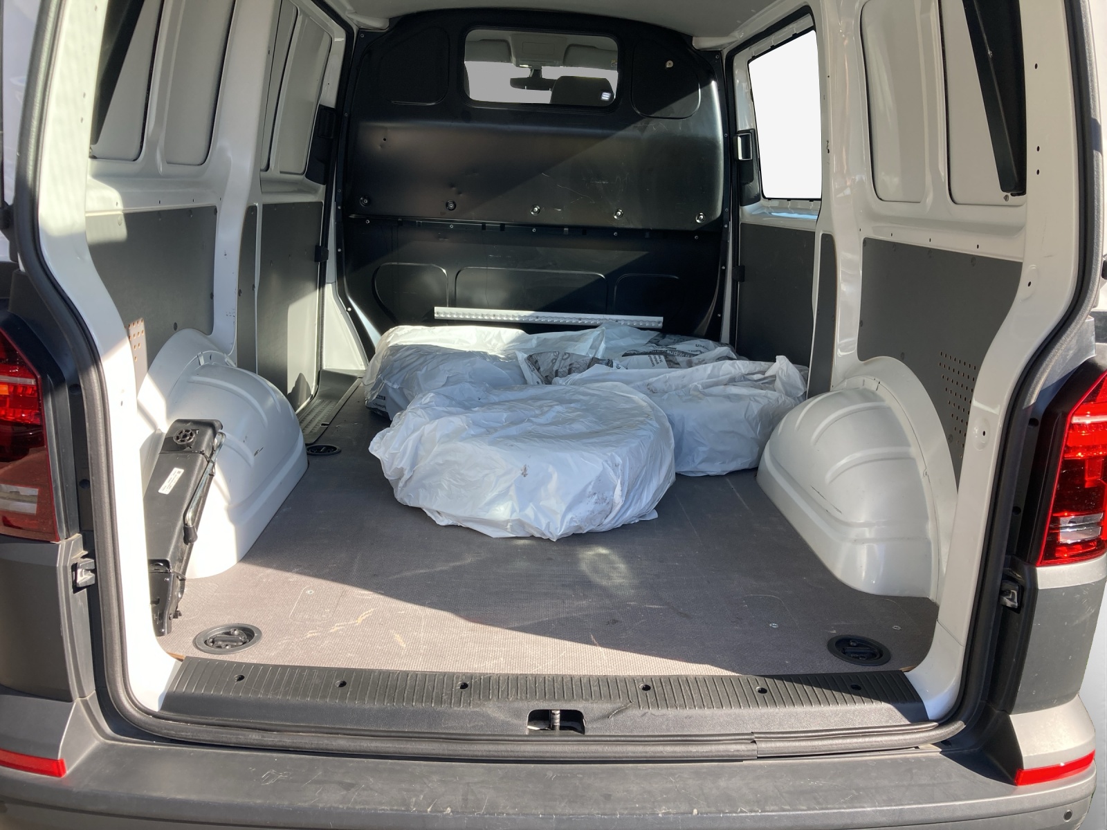 VW T6.1 2.0 TDI DSG-image-12