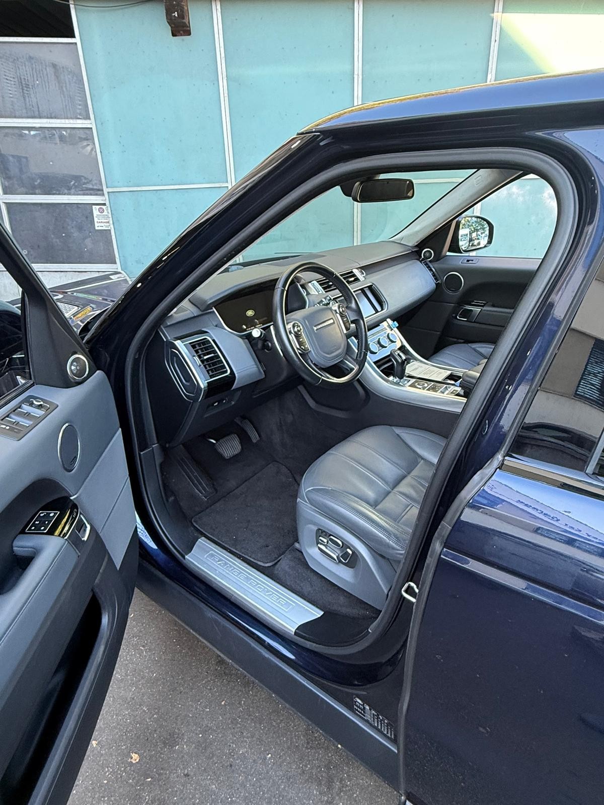 LAND ROVER 4.4 SDV8 Autobiography-image-3