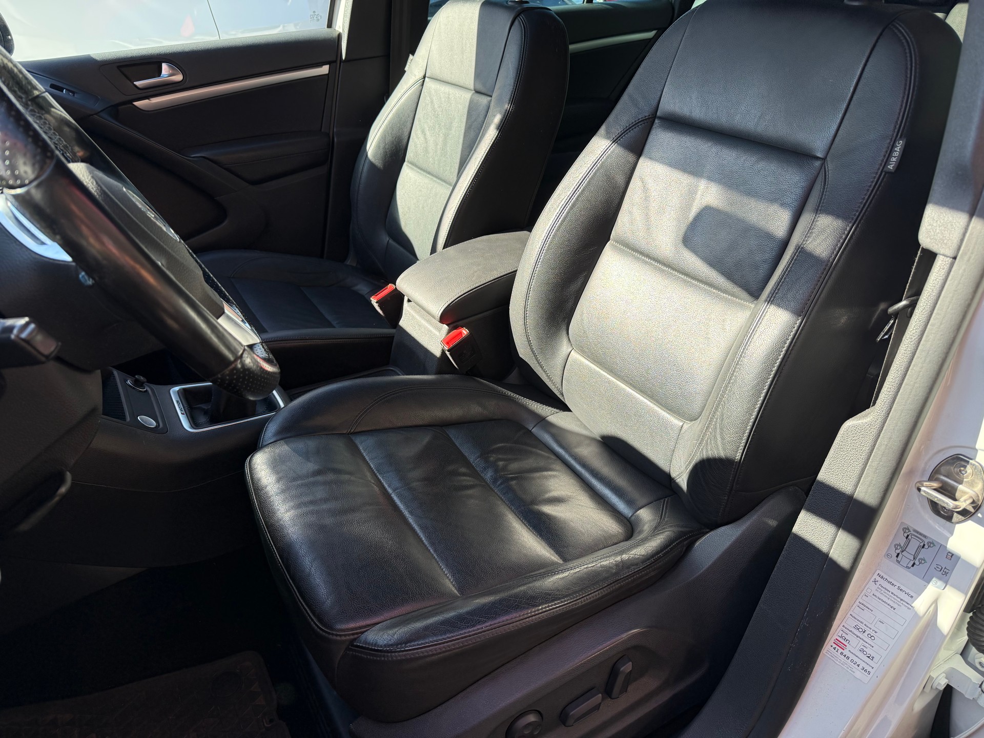 VW Tiguan 2.0 TDI BlueMotion Sport 4Motion-image-3