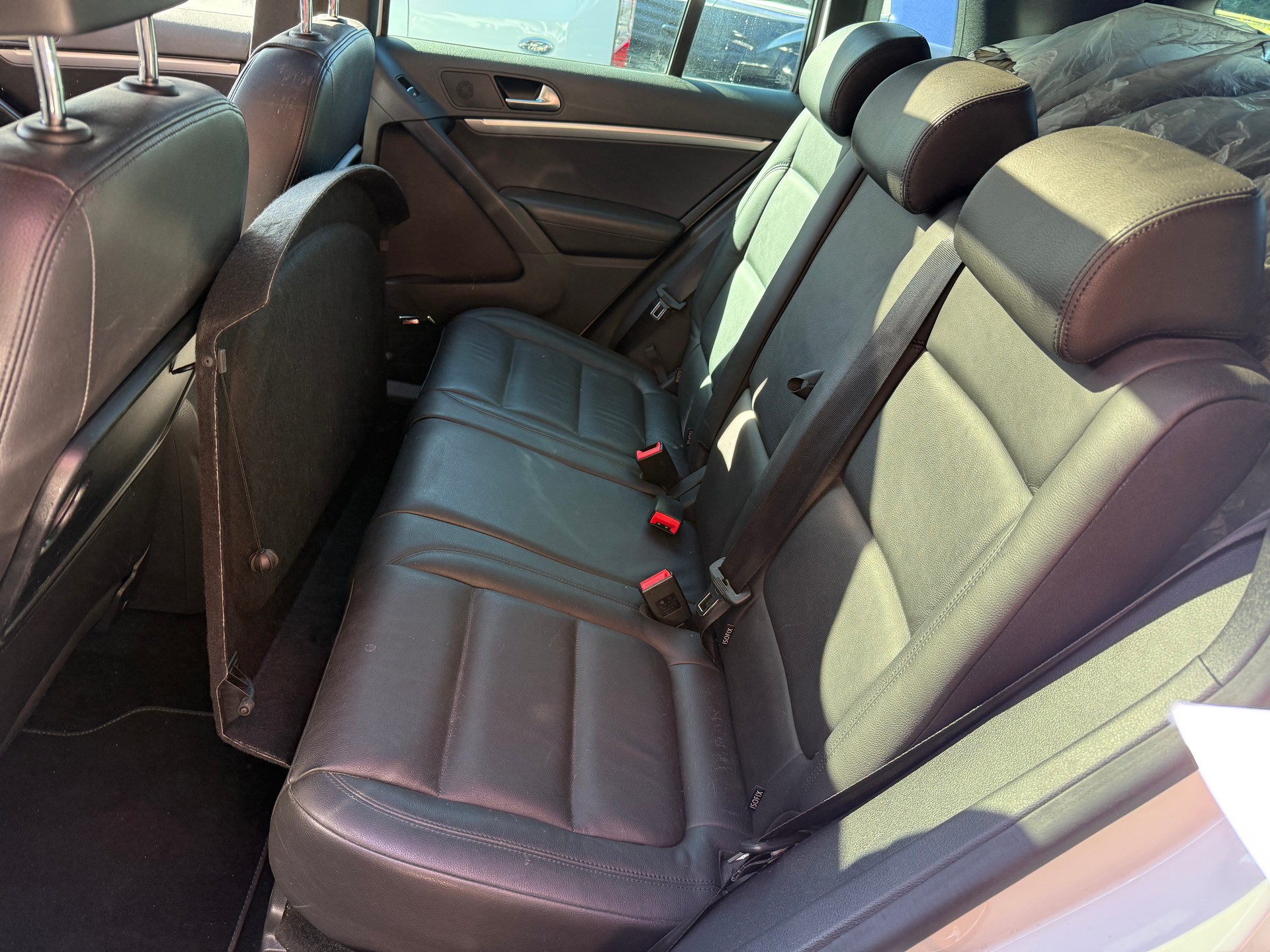 VW Tiguan 2.0 TDI BlueMotion Sport 4Motion-image-5