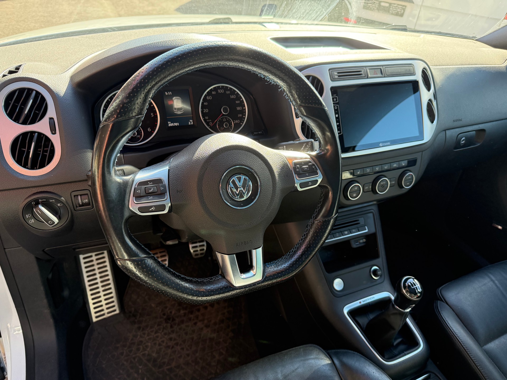 VW Tiguan 2.0 TDI BlueMotion Sport 4Motion-image-2